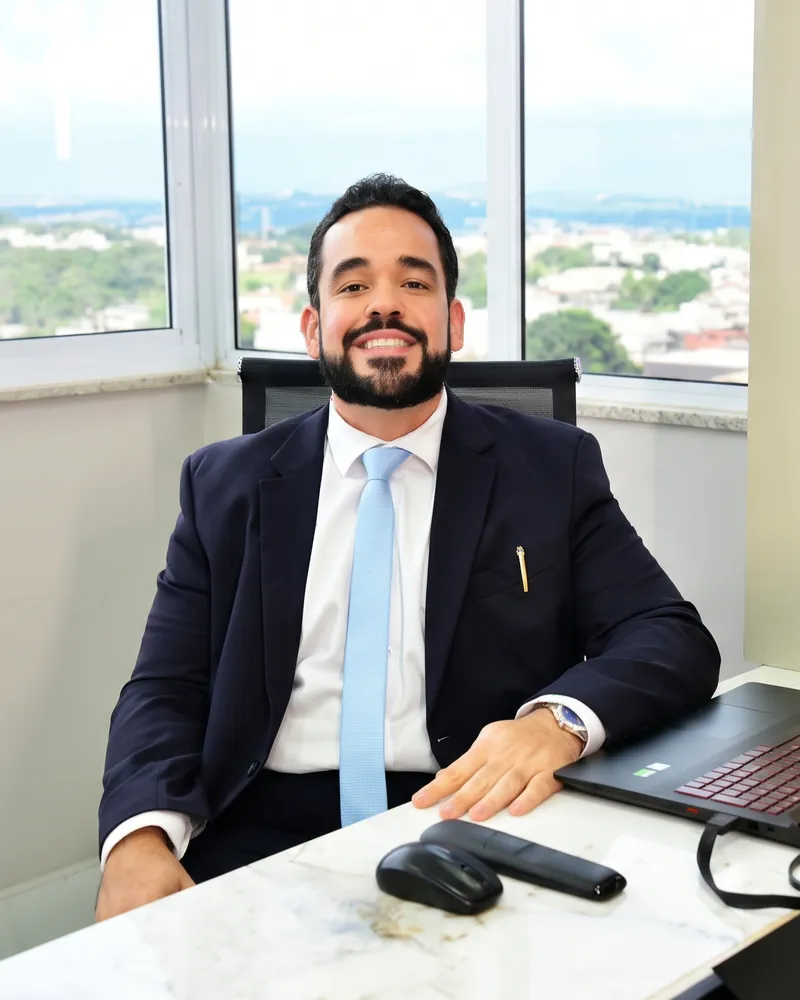Dr. Humberto Morais Pereira em seu escritório, em Goiânia